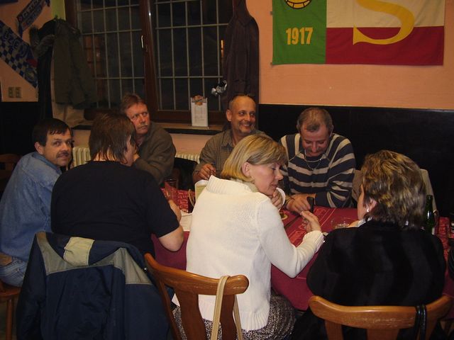 březen 9
